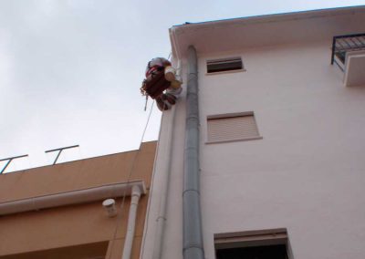 Limpieza y mantenimiento de tejados, cornisas, bajantes y canalones de edificios con la comodidad y rapidez de los trabajos verticales
